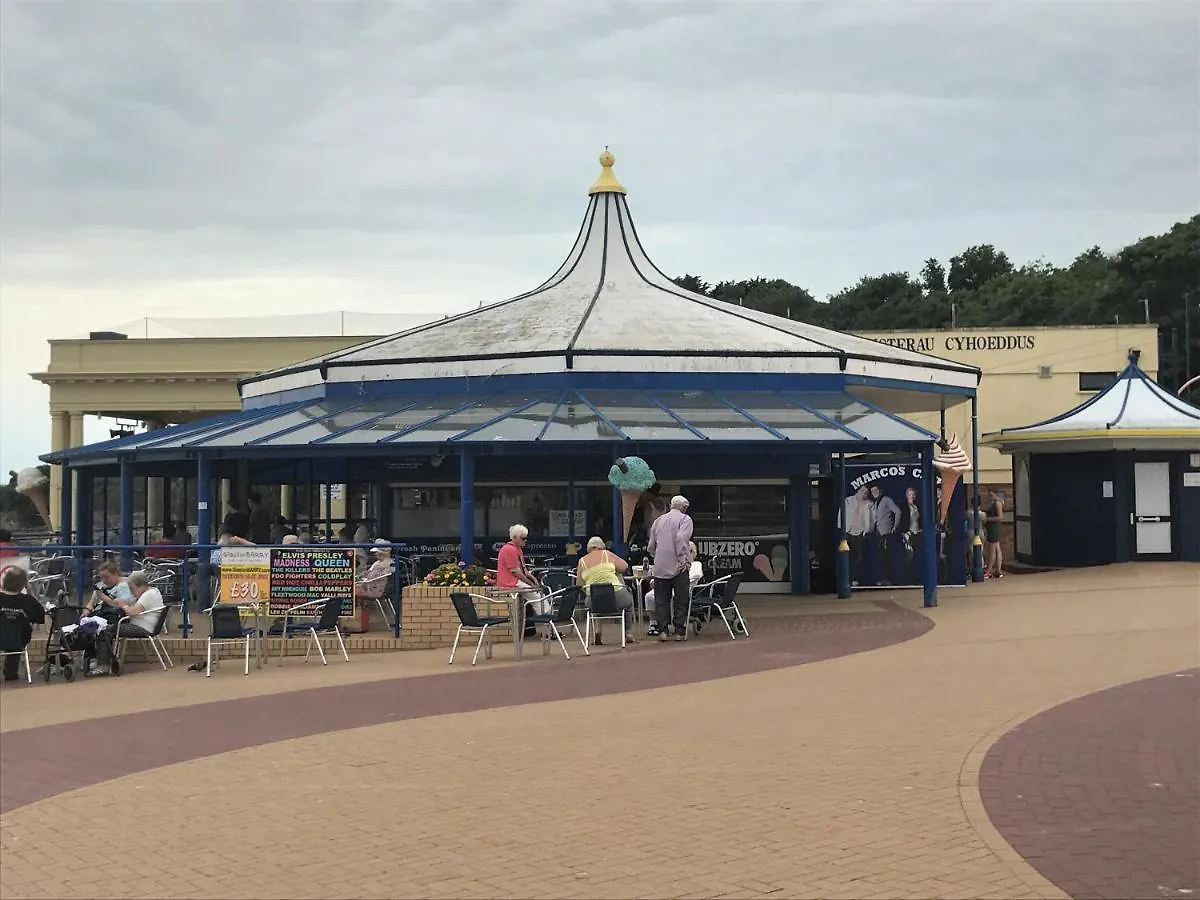 F1 Maison 108: Cozy Holiday Home with Netflix & Barry Island Charm United Kingdom