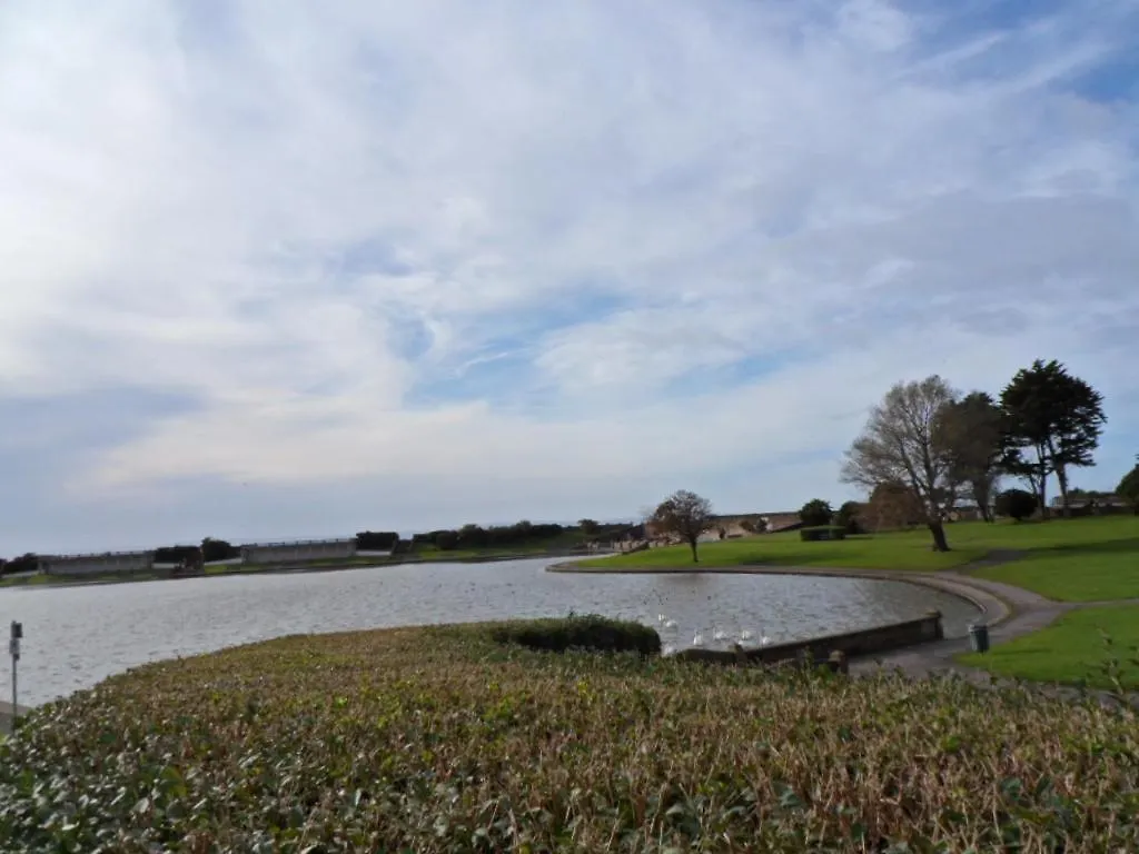 F1 Maison 108: Cozy Holiday Home with Netflix & Barry Island Charm