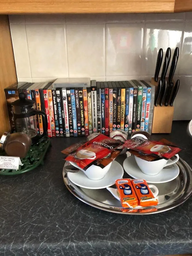 F1 Maison 108: Cozy Holiday Home with Netflix & Barry Island Charm