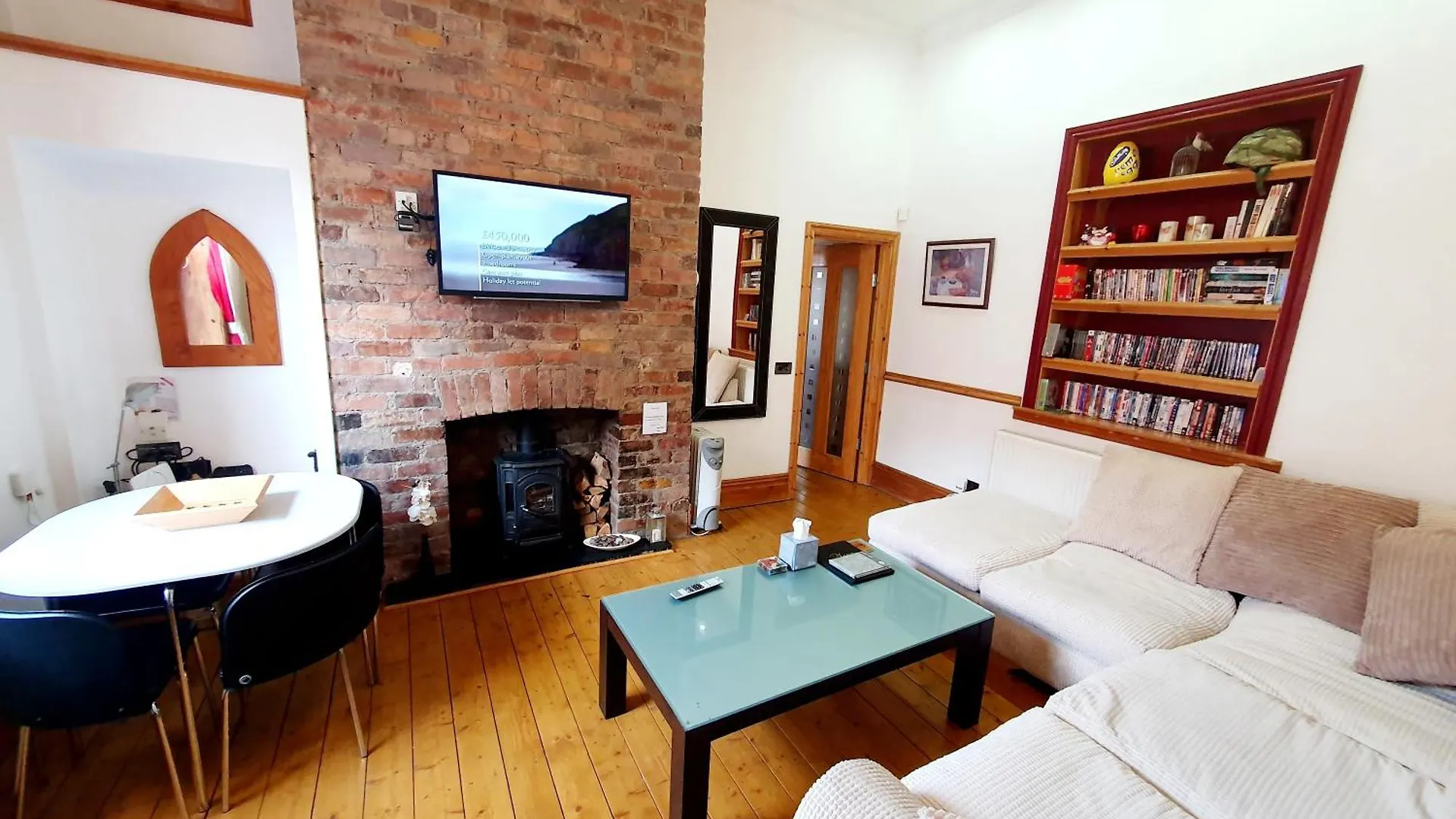 F1 Maison 108: Cozy Holiday Home with Netflix & Barry Island Charm