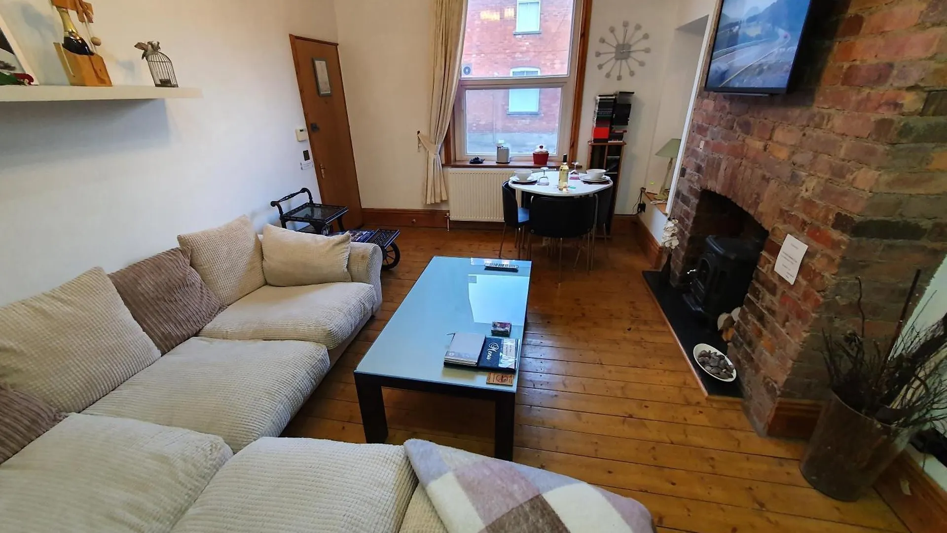 F1 Maison 108: Cozy Holiday Home with Netflix & Barry Island Charm