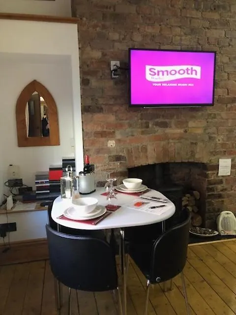 F1 Maison 108: Cozy Holiday Home with Netflix & Barry Island Charm 0*,  United Kingdom